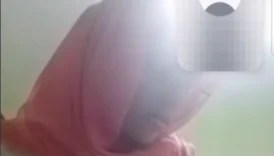 Snapte soyunan türbanlı genç kız