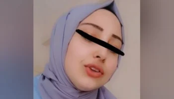 Türbanlı Kendiyle Oynaşıyor