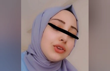Türbanlı Kendiyle Oynaşıyor